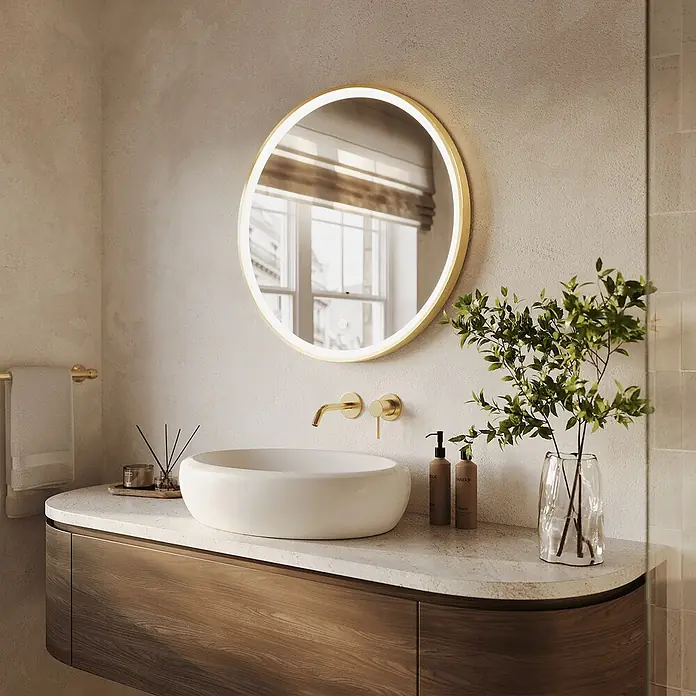 LOMAZOO Lichtspiegel LMZ-MIAMI - Durchmesser: 70 cm, Gold - Modernes Bad mit Holzwaschtisch, weißem Aufsatzwaschbecken, goldfarbenen Armaturen und beleuchtetem Rundspiegel.