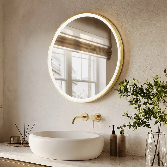 LOMAZOO Lichtspiegel LMZ-MIAMI - Durchmesser: 70 cm, Gold - Ein runder beleuchteter Spiegel mit goldenem Rahmen in einem modernen Badezimmer über einem weißen Waschbecken.