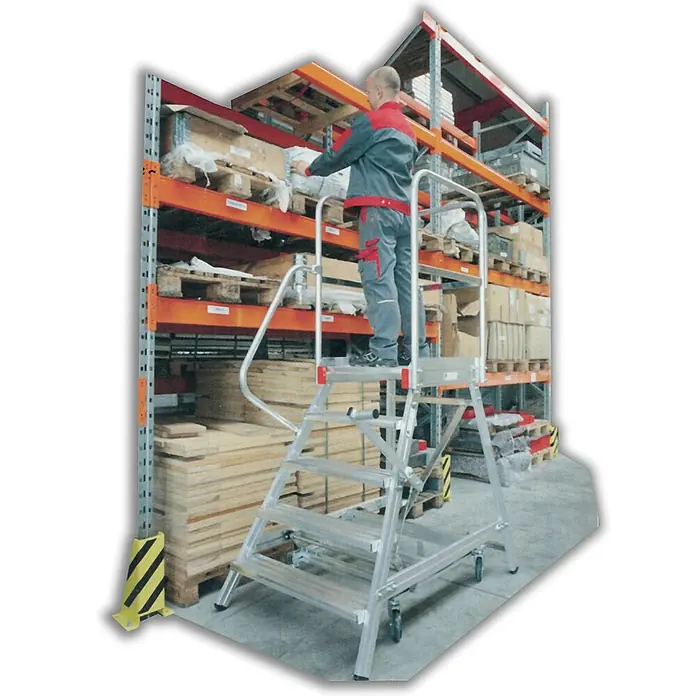 Euroline Arbeitsplattform Premium 515 Mobile Podesttreppe einseitig mit Zentralfeststellung 5 Stufen - Anzahl Tritte: 5 Stk., Aluminium - Mobile Arbeitsplattform aus silbernem Aluminium mit Handläufen und Stufen, von einem Arbeiter im Lager genutzt.