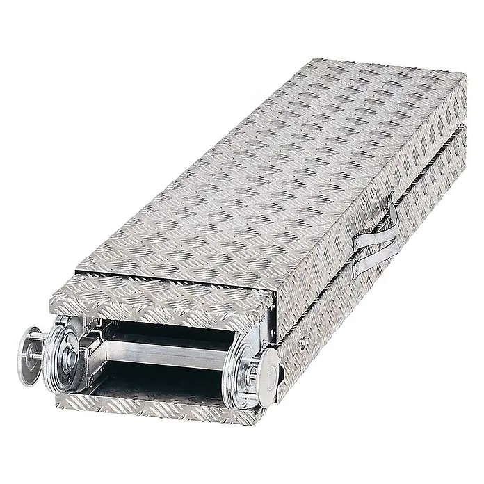 Iller Leiter Arbeitsplattform Aluminium Auszugsdiele bis 4,00m - Belastbarkeit: 150 kg, Aluminium - Silberne Riffelblech-Klapprampe mit Rollen und Tragegurten.