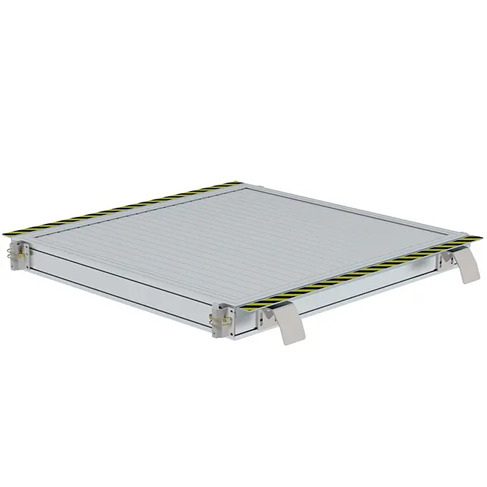 Munk Arbeitsplattform Gleispodest starr Alu geriffelt R9 - Aluminium - Hellgraue rechteckige Industrieplattform mit schwarz-gelben Warnstreifen an den Kanten.