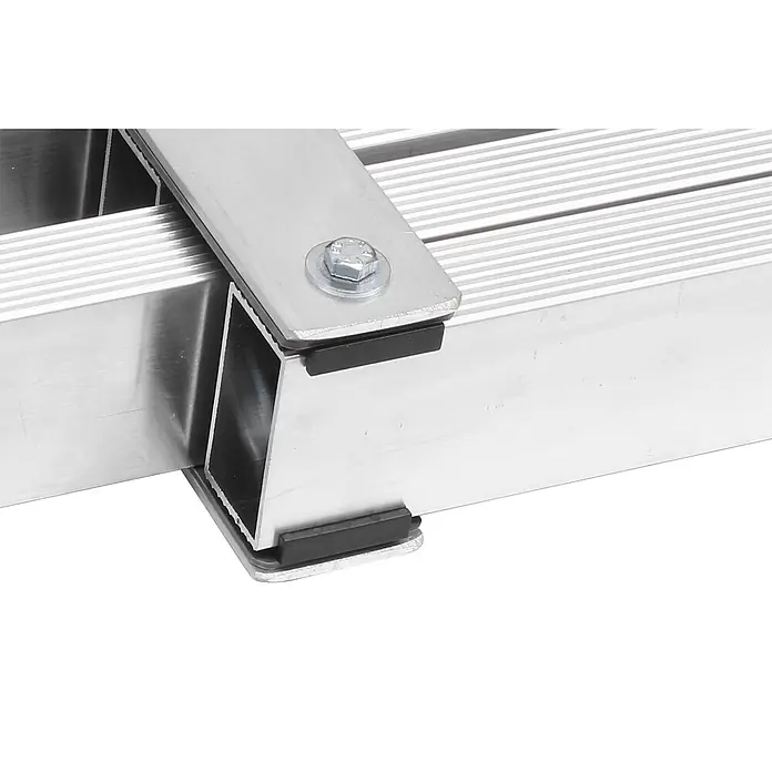 Hymer Arbeitsplattform Alu-Teleskop-Diele 1,79-2,9m Länge - Aluminium - Silberne Aluminium-Rampensektion: verschraubte Platte mit schwarzen Gummipads verbindet gerippte und quadratische Profile.