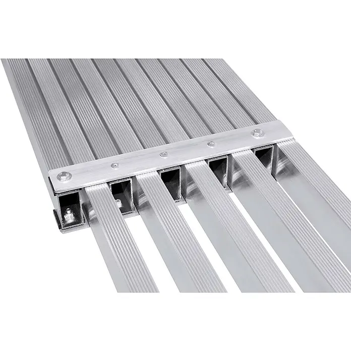 Hymer Arbeitsplattform Alu-Teleskop-Diele 1,79-2,9m Länge - Aluminium - Nahaufnahme eines silberfarbenen Aluminium-Rampenteils mit geriffelten Lamellen, die mit Schrauben an einer Querstange befestigt sind.