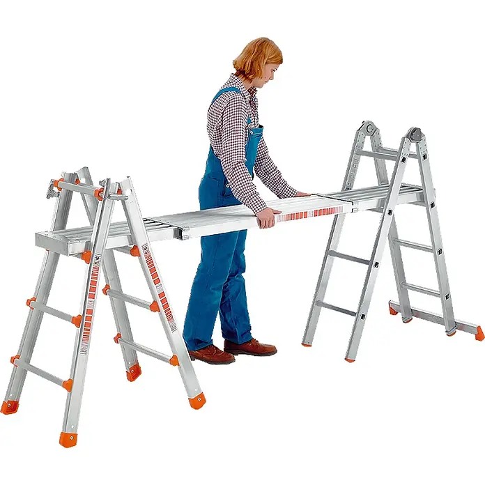 Siedra-Leitern Arbeitsplattform Teleskopdiele 1,80-3,00m Auszugslänge - Belastbarkeit: 150 kg - Person montiert silbernes Aluminium-Arbeitsgerüst aus zwei Mehrzweckleitern und einer Plattform mit orangefarbenen Akzenten.
