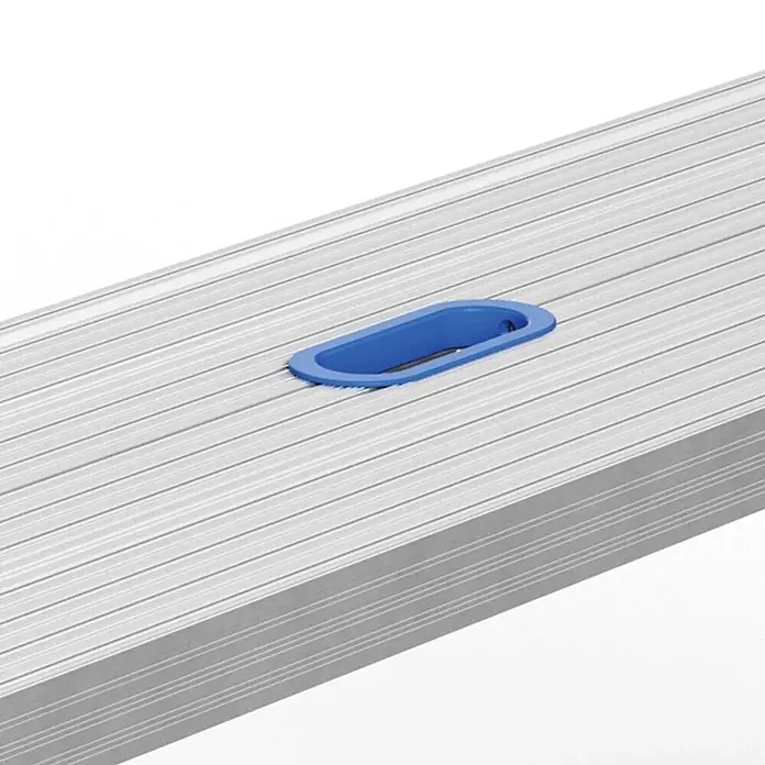 Werner Arbeitsplattform Aluminium Arbeitsplattform - Anzahl Tritte: 2 Stk., Arbeitshöhe: 2.500 m, Aluminium - Silberne Aluminiumplanke mit rutschfesten Rillen und integriertem blauem Ovalgriff.