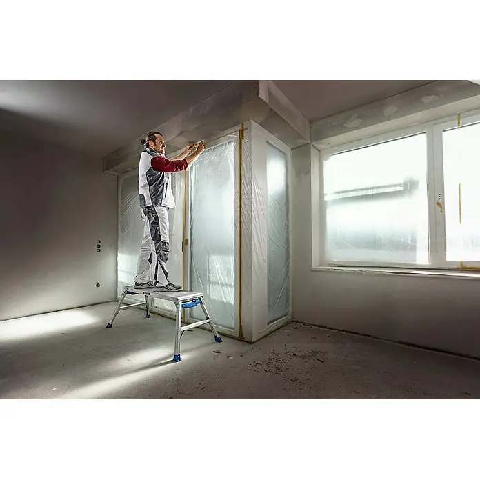 Werner Arbeitsplattform Aluminium Arbeitsplattform - Anzahl Tritte: 2 Stk., Arbeitshöhe: 2.500 m, Aluminium - Aluminium-Arbeitsplattform mit blauen Akzenten, von einem Mann bei Renovierungsarbeiten verwendet, bietet stabilen Stand.
