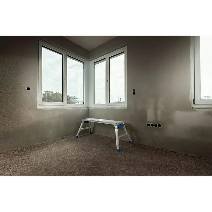 Werner Arbeitsplattform Aluminium Arbeitsplattform - Anzahl Tritte: 2 Stk., Arbeitshöhe: 2.500 m, Aluminium - Silberne Aluminium-Arbeitsplattform mit blauen Akzenten in einem Rohbau, ideal für Renovierungsarbeiten.