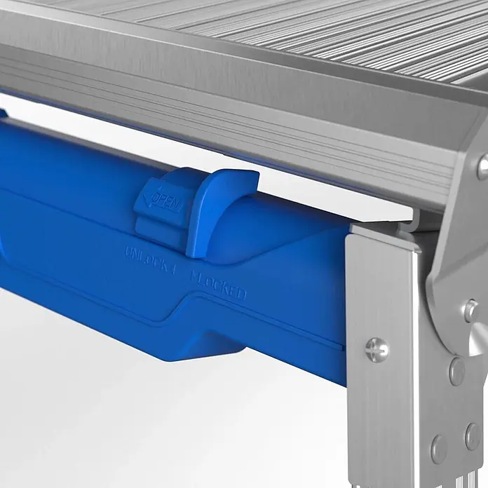 Werner Arbeitsplattform Aluminium Arbeitsplattform - Anzahl Tritte: 2 Stk., Arbeitshöhe: 2.500 m, Aluminium - Nahaufnahme eines blauen Kunststoff-Verriegelungsmechanismus mit 'OPEN/UNLOCK/LOCKED'-Beschriftung an einer silbernen Metallstruktur.