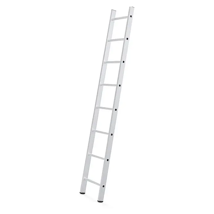 Werner Anlegeleiter Sprossenanlegeleiter 8 Stufen - Anzahl Tritte: 8 Stk., Arbeitshöhe: 3.240 m, Aluminium - Silberne Aluminium-Anlegeleiter mit mehreren Sprossen und schwarzen Anti-Rutsch-Füßen.