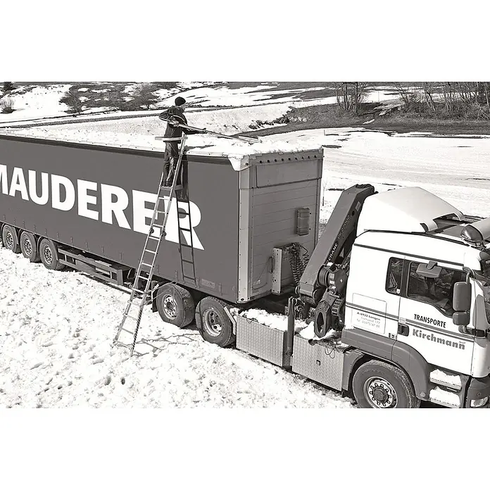 Mauderer Anlegeleiter Bavaria LKW Enteisungsleiter 991 mit einem Stahlbolzengelenk 3x5 Sprossen - Anzahl Tritte: 5 Stk., Arbeitshöhe: 4.150 m, Belastbarkeit: 150 kg, Aluminium - Robuste Leiter, von einem Mann genutzt, um Schnee sicher von einem LKW-Dach zu entfernen.