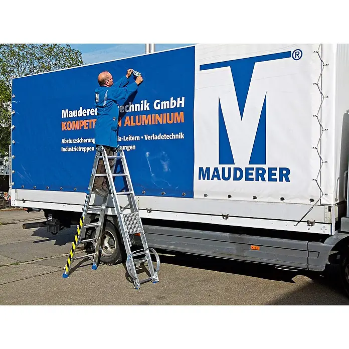 Mauderer Anlegeleiter Bavaria LKW Enteisungsleiter 991 mit einem Stahlbolzengelenk 3x5 Sprossen - Anzahl Tritte: 5 Stk., Arbeitshöhe: 4.150 m, Belastbarkeit: 150 kg, Aluminium - Silberne Aluminium-Mehrzweckleiter mit gelb-schwarzen Markierungen, von einem Mann an einer LKW-Seite verwendet.