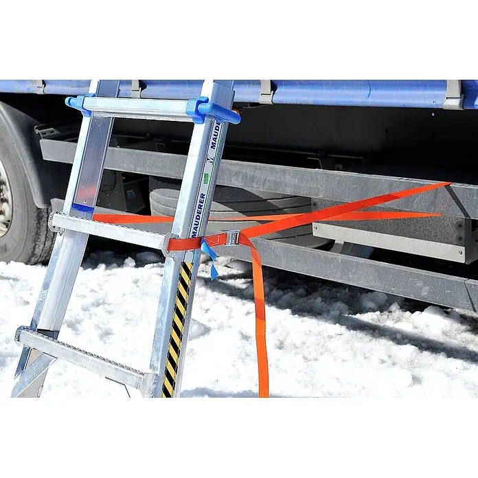 Mauderer Anlegeleiter Bavaria LKW Enteisungsleiter 991 mit einem Stahlbolzengelenk 3x5 Sprossen - Anzahl Tritte: 5 Stk., Arbeitshöhe: 4.150 m, Belastbarkeit: 150 kg, Aluminium - Aluleiter mit orangefarbenem Gurt an LKW befestigt, auf Schnee.