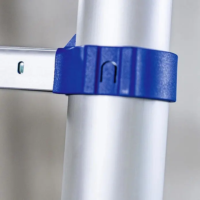 Werner Anlegeleiter Teleskop Anlegeleiter 2,90m - Anzahl Tritte: 10 Stk., Arbeitshöhe: 3.670 m, Aluminium - Blaue Kunststoffklemme, die eine silberne Schiene an einem silbernen Rohr befestigt.
