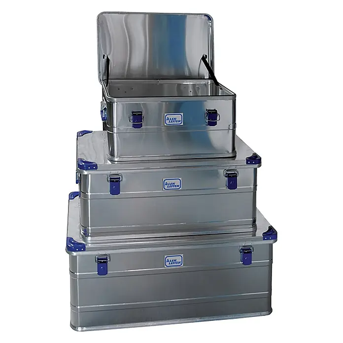 Iller Leiter Aufbewahrungsbox Aluminiumbox Gr.XL 89,5x48,6x39,5mm mit Stapelecken und 146l Volumen - Aluminium - Drei gestapelte silberne Aluminium-Stauboxen mit blauen Verschlüssen und Eckschützern. Die oberste Box ist geöffnet.