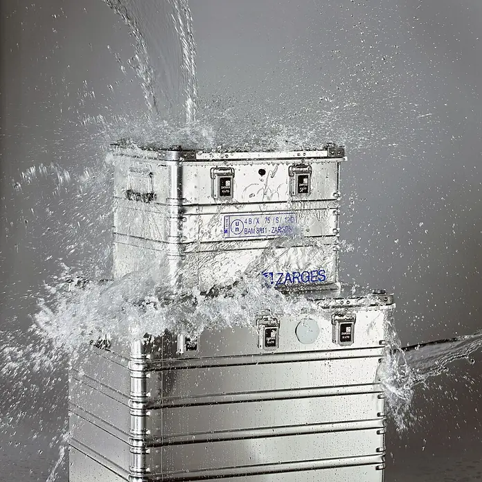 Zarges Aufbewahrungsbox - Aluminium - Gestapelte Aluminiumkoffer Zarges K470 werden stark mit Wasser bespritzt.
