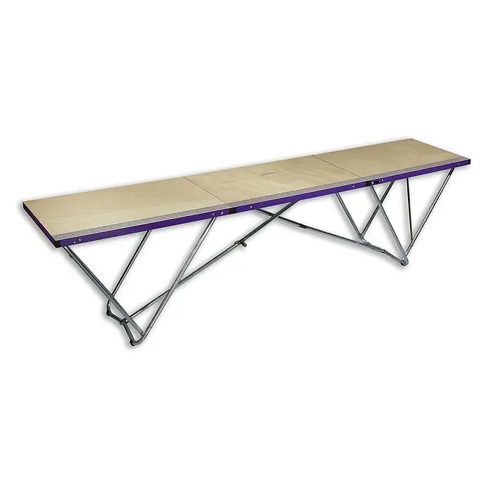 Iller Leiter Mehrzweckleiter Tapeziertisch 3-teilig, lackiert 300x100cm - Holz - Klappbare Holzplatte mit lila Kanten, Linealmarkierungen und silbernem Metall-X-Gestell.