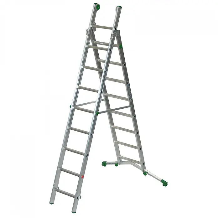 Facal Mehrzweckleiter Mehrzweckleiter SUPERPRIMA S600 2-teilig 8+9 Sprossen - Anzahl Tritte: 8 Stk., Arbeitshöhe: 5.700 m, Aluminium - Silberne Aluminium-Mehrzweckleiter mit grünen Details, als Stehleiter aufgestellt.