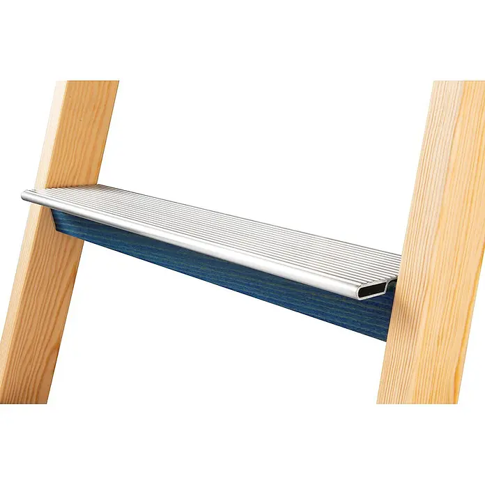 Iller Leiter Mehrzweckleiter Aufsteckstufen für Holzn mit 36 mm Breitsprossen - Aluminium - Nahaufnahme einer silbernen, geriffelten Aluminium-Leiterstufe, montiert zwischen Naturholzholmen mit blauer Stütze.