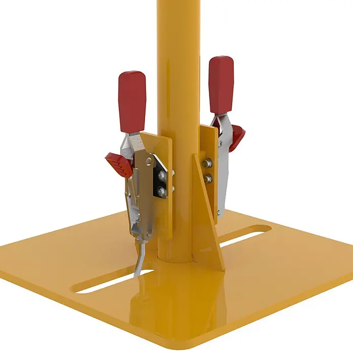 Munk Mehrzweckleiter FlexxGuard Sicherheitsgeländer Geländerpfosten - Aluminium - Gelbe Metallbasis mit vertikaler Stange und zwei Knebelspannern mit roten Griffen, ideal für Werkstückspannung.