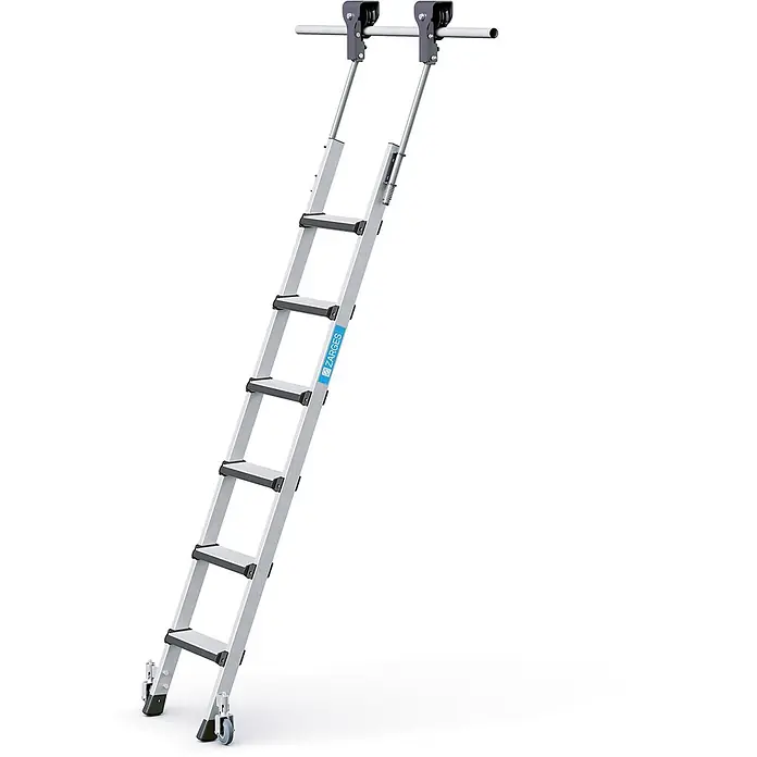 Zarges Mehrzweckleiter Regalleiter fahrbar Comfortstep Trec LH 6 Stufen - Anzahl Tritte: 6 Stk., Arbeitshöhe: 2.750 m, Aluminium - Silberne Aluminiumleiter mit schwarzen Sprossen, oberen Haken für die Schiene und Rollen unten.