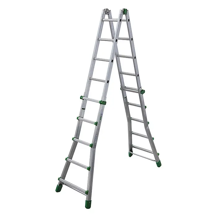 Facal Mehrzweckleiter Teleskopleiter Euro Briko S600 4x5 Sprossen - Anzahl Tritte: 5 Stk., Arbeitshöhe: 6.050 m, Aluminium - Silberne Aluminium-Mehrzweckleiter mit grünen Scharnieren und Füßen, als Stehleiter aufgestellt.