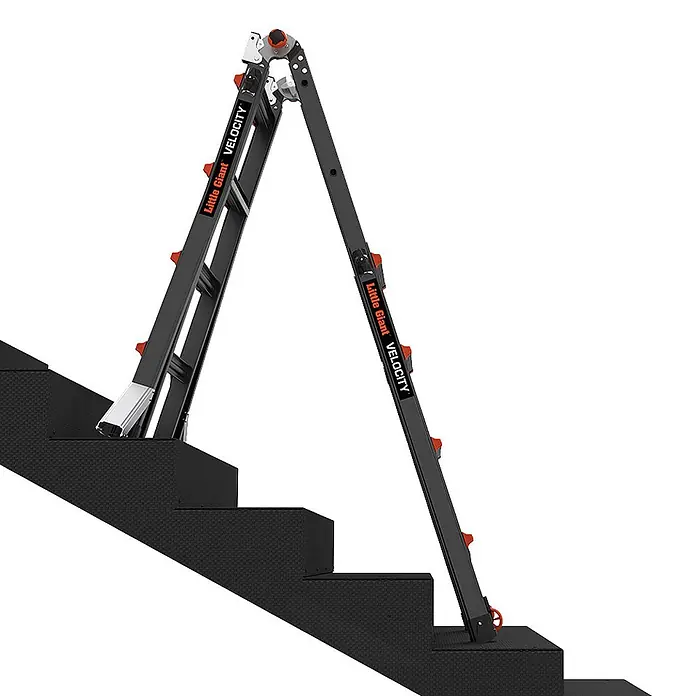 Altrex Mehrzweckleiter Vielzweckleiter Velocity Black Pro 4x4 Sprossen - Anzahl Tritte: 4 Stk., Arbeitshöhe: 5.540 m - Schwarze Little Giant Velocity Leiter mit orangefarbenen Akzenten, auf schwarzen Stufen aufgestellt, zeigt ihre vielseitige Nivellierfunktion.