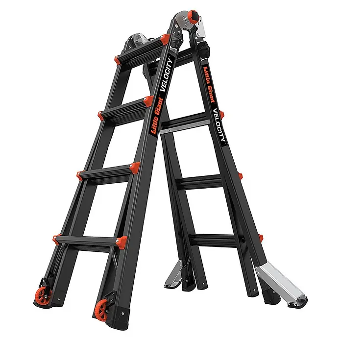 Altrex Mehrzweckleiter Vielzweckleiter Velocity Black Pro 4x4 Sprossen - Anzahl Tritte: 4 Stk., Arbeitshöhe: 5.540 m - Schwarze Gelenkleiter Little Giant Velocity mit orangefarbenen Akzenten, als Stehleiter mit Rollen an einem Ende.