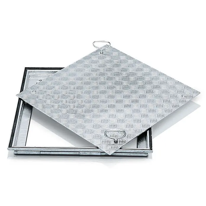Zarges Mehrzweckleiter Schachtabdeckung - Stahl - Silberne Riffelblech-Schachtabdeckung mit versenktem Rahmen, teilweise geöffnet, mit zwei Hebegriffen.