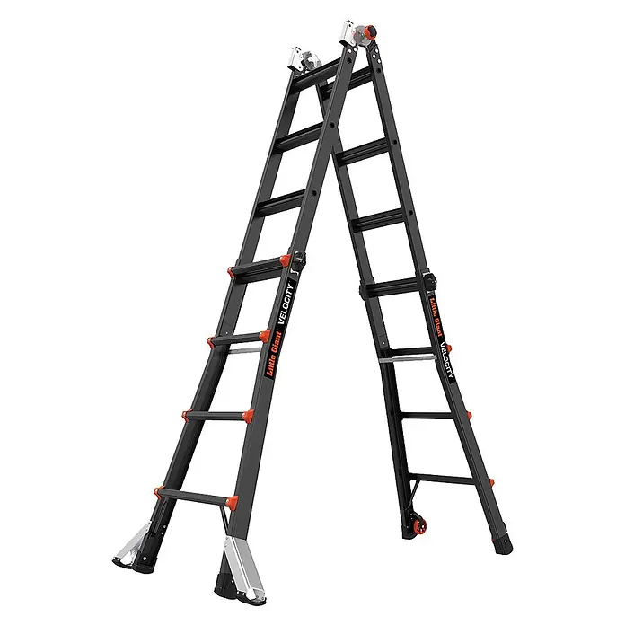 Altrex Mehrzweckleiter Vielzweckleiter Velocity Black Pro 4x4 Sprossen - Anzahl Tritte: 4 Stk., Arbeitshöhe: 5.540 m - Dunkelgraue Little Giant Velocity Mehrzweckleiter in A-Rahmen-Konfiguration mit orangefarbenen Akzenten und Rädern.