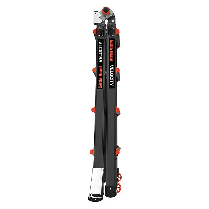 Altrex Mehrzweckleiter Vielzweckleiter Velocity Black Pro 4x4 Sprossen - Anzahl Tritte: 4 Stk., Arbeitshöhe: 5.540 m - Zusammengeklappte schwarze und orangefarbene Little Giant Velocity Mehrzweckleiter mit verstellbaren Gelenken und Rädern.