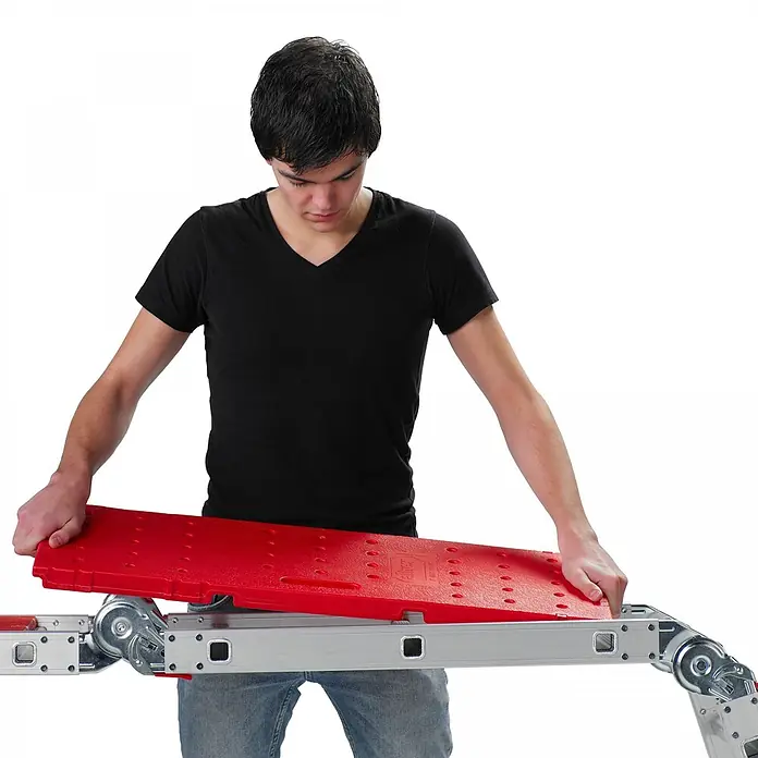 Altrex Mehrzweckleiter Vielzweckleiter Varitrex Plus 4x3 Sprossen - Anzahl Tritte: 3 Stk., Arbeitshöhe: 4.300 m, Aluminium - Eine Person platziert eine rote Mehrzweck-Arbeitsplattform auf eine Aluminium-Gelenkleiter.