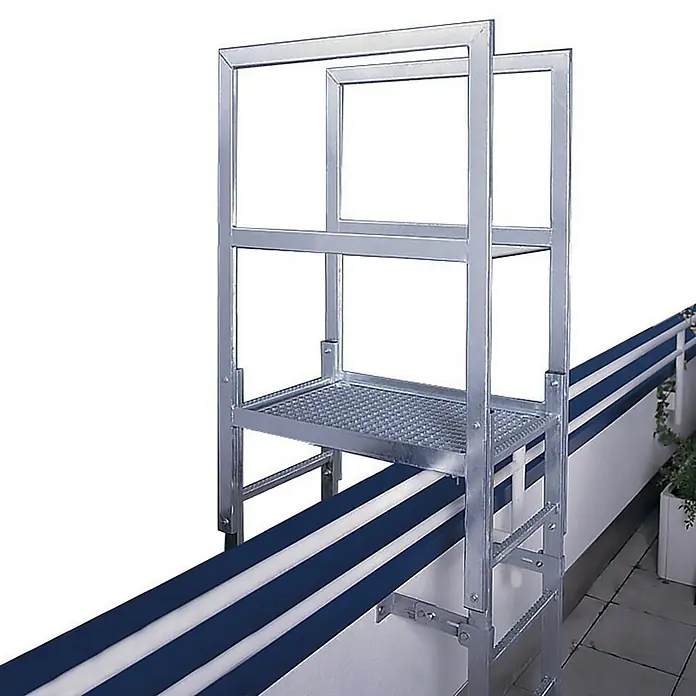 Euroline Dachleiter Attika-Überstieg Edelstahl - Edelstahl - Verzinkte Metall-Balkonleiter mit Lochblechplattform und Handläufen, an einem Balkon montiert.