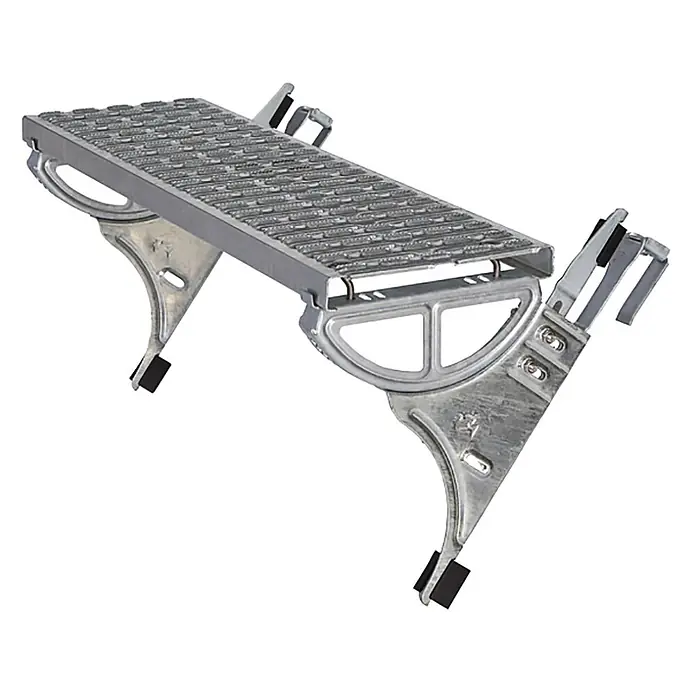 Euroline Dachleiter Standrost natur - Aluminium - Silberne Metallstufe mit rutschfestem Profil, klappbaren Beinen mit schwarzen Gummifüßen und Befestigungshaken.