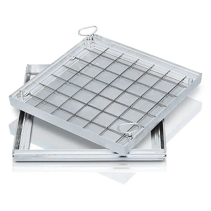 Zarges Mehrzweckleiter Schachtabdeckung - Aluminium - Silberne Metall-Schachtabdeckung mit Gitter zum Befüllen und zwei Hebegriffen, zusammen mit dem passenden Rahmen.
