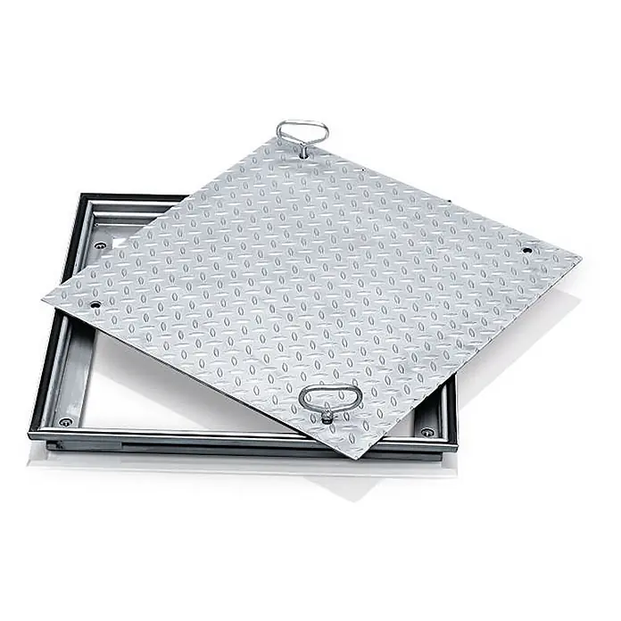 Zarges Mehrzweckleiter Schachtabdeckung - Stahl - Silberne, quadratische Riffelblech-Schachtabdeckung mit zwei Hebegriffen, teilweise geöffnet im Rahmen.