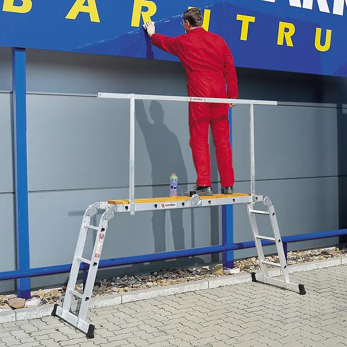 Euroline Mehrzweckleiter Premium 304 Klappleiter 4x3 Sprossen - Anzahl Tritte: 3 Stk., Arbeitshöhe: 4.400 m - Aluminium-Arbeitsbühne mit Holzplatte und Handlauf, von einer Person in rotem Overall zum Reinigen eines Außenschildes verwendet.