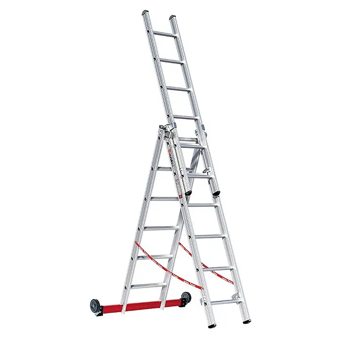 Euroline Mehrzweckleiter Premium 30778 Mehrzweckleiter 3-teilig 3x6 Sprossen - Anzahl Tritte: 6 Stk., Arbeitshöhe: 5.300 m, Aluminium - Ausziehbare silberne Aluminium-Mehrzweckleiter mit roter Stabilisatorstange und Rädern, im A-Rahmen aufgestellt.
