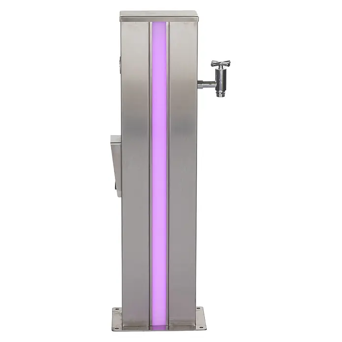 Ideal Eichenwald Pooldusche Modell 71 Multifunktionsstele LED beleuchtet - Edelstahl - Edelstahlsäule mit vertikaler violetter Lichtleiste und seitlichem Zapfhahn.