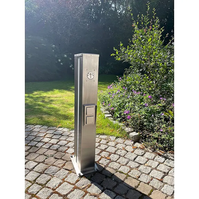 Ideal Eichenwald Pooldusche Modell 71 Multifunktionsstele LED beleuchtet - Edelstahl - Edelstahl-Außenbeleuchtungssäule mit Schlüsselschloss und zwei Schaltern, auf Pflastersteinen.