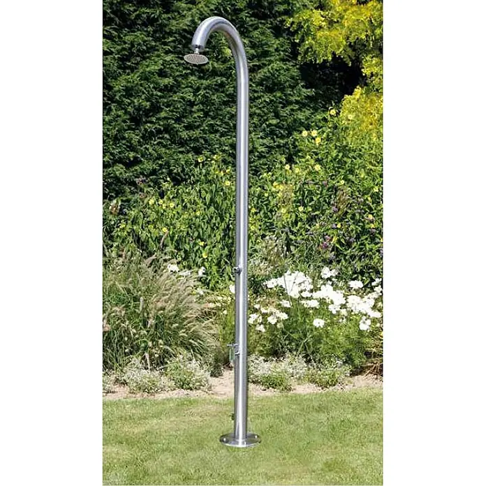 Ideal Eichenwald Pooldusche Modell 35 Gartendusche Nemo Typ Selbstschlussventil geschliffen - Edelstahl - Outdoor-Dusche aus Edelstahl mit gebogenem Arm und Duschkopf, in einem üppigen Garten.