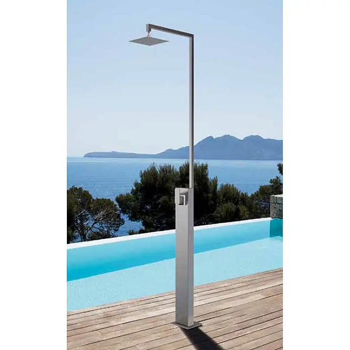 Ideal Eichenwald Pooldusche Modell 41 Gartendusche Menorca - Edelstahl - Moderne metallische Außendusche am Pool mit Meerblick.