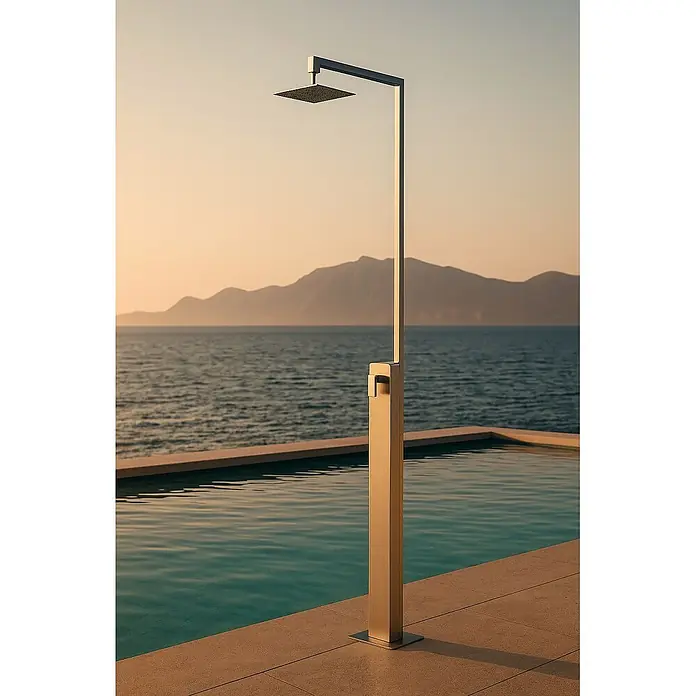 Ideal Eichenwald Pooldusche Modell 41 Gartendusche Menorca - Edelstahl - Moderne Außendusche mit rechteckigem goldenem Pfosten und quadratischem Regenduschkopf, am Pool. Ideal für den Außenbereich.