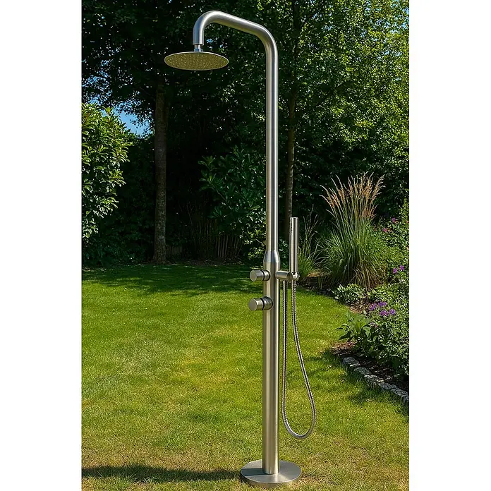 Ideal Eichenwald Pooldusche Modell 70 Gartendusche Juist - Edelstahl - Freistehende Außendusche aus gebürstetem Edelstahl mit Kopfbrause und Handbrause in einem Garten.