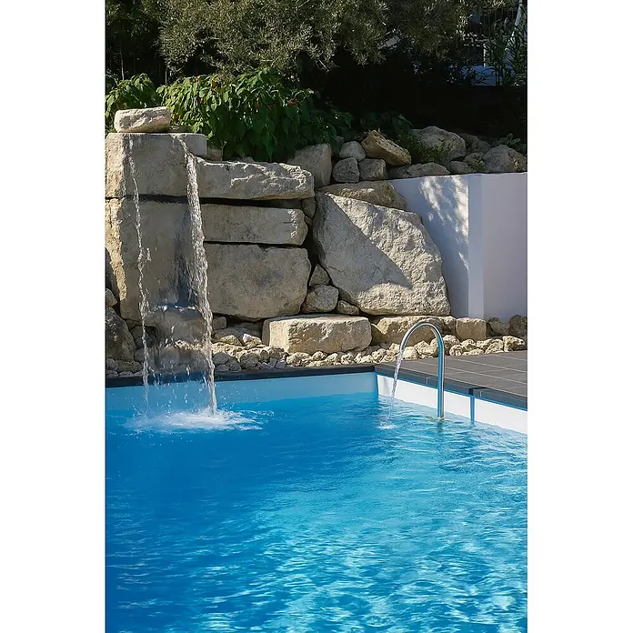 Ideal Eichenwald Pooldusche - Edelstahl - Schwimmbecken mit Naturstein-Wasserfall und elegantem Metall-Wasserspeier in einer Gartenumgebung.