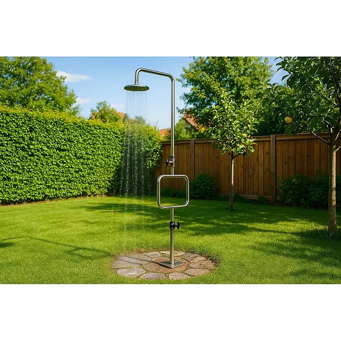 Ideal Eichenwald Pooldusche Modell 70 Gartendusche Pacific mit Erddornen - Edelstahl - Edelstahl-Gartendusche mit fließendem Wasser auf Steinpodest im Garten.
