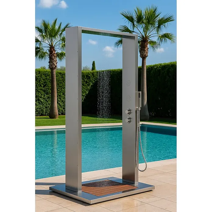 Ideal Eichenwald Pooldusche Modell 70 Gartendusche Samoa mit WPC Plattform anthrazit - Höhe: 0,01 m, Edelstahl - Edelstahl-Außendusche mit Holzsockel, in Betrieb am Pool.