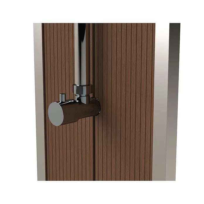 Ideal Eichenwald Pooldusche Modell 70 Gartendusche Bahama mit Bodenplatte - Edelstahl - Chromrohr und Ventilarmatur auf einer braunen Holzverkleidung.