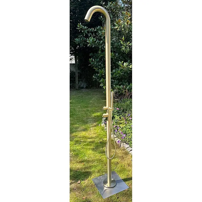 Ideal Eichenwald Pooldusche Modell 70 Gartendusche Sylt in Gold - Edelstahl - Outdoor-Dusche aus gebürstetem Messing mit Kopf- und Handbrause, auf Metallbasis stehend.