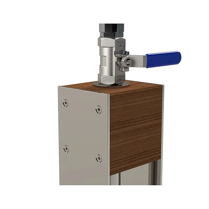 Ideal Eichenwald Pooldusche Kalt- & Warmwasser - Höhe: 0,01 m, Edelstahl - Polierter Metallkugelhahn mit blauem Griff auf einem Holzblock, mit silbernen Eckschützern und sichtbaren Schrauben.