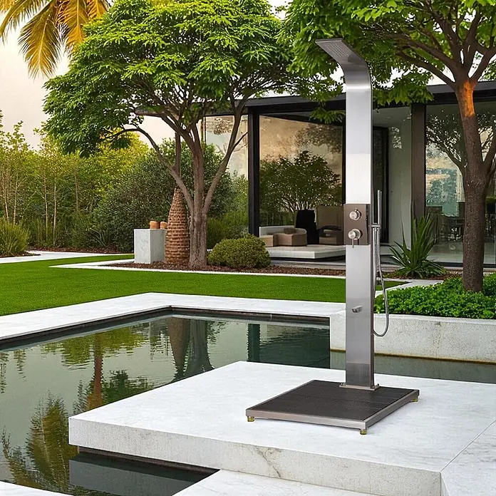Ideal Eichenwald Pooldusche Modell 70 Gartendusche Helena 2.0 mit WPC Plattform Anthrazit - Höhe: 0,01 m, Edelstahl - Edelstahl-Außendusche mit schwarzer Basis, neben einem Pool in einem modernen Garten.